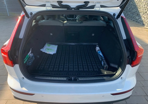 Volvo V60 cena 179000 przebieg: 64200, rok produkcji 2021 z Pelplin małe 121